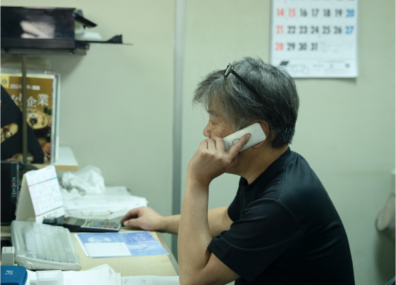 東大阪のフタワ精密製作所｜社長が精密加工現場で電話している様子
