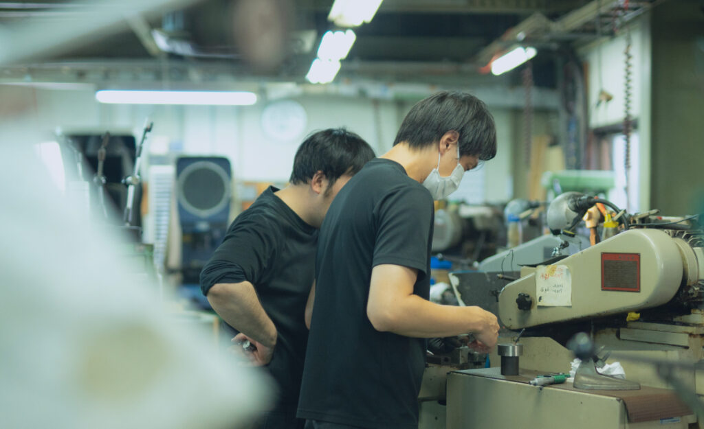 東大阪のフタワ精密製作所｜社員が精密加工現場で作業している様子