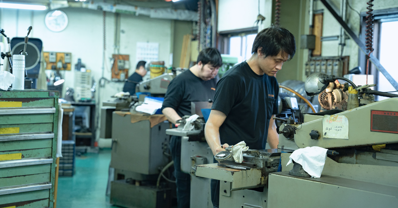 東大阪のフタワ精密製作所｜社員が精密加工現場で作業している様子